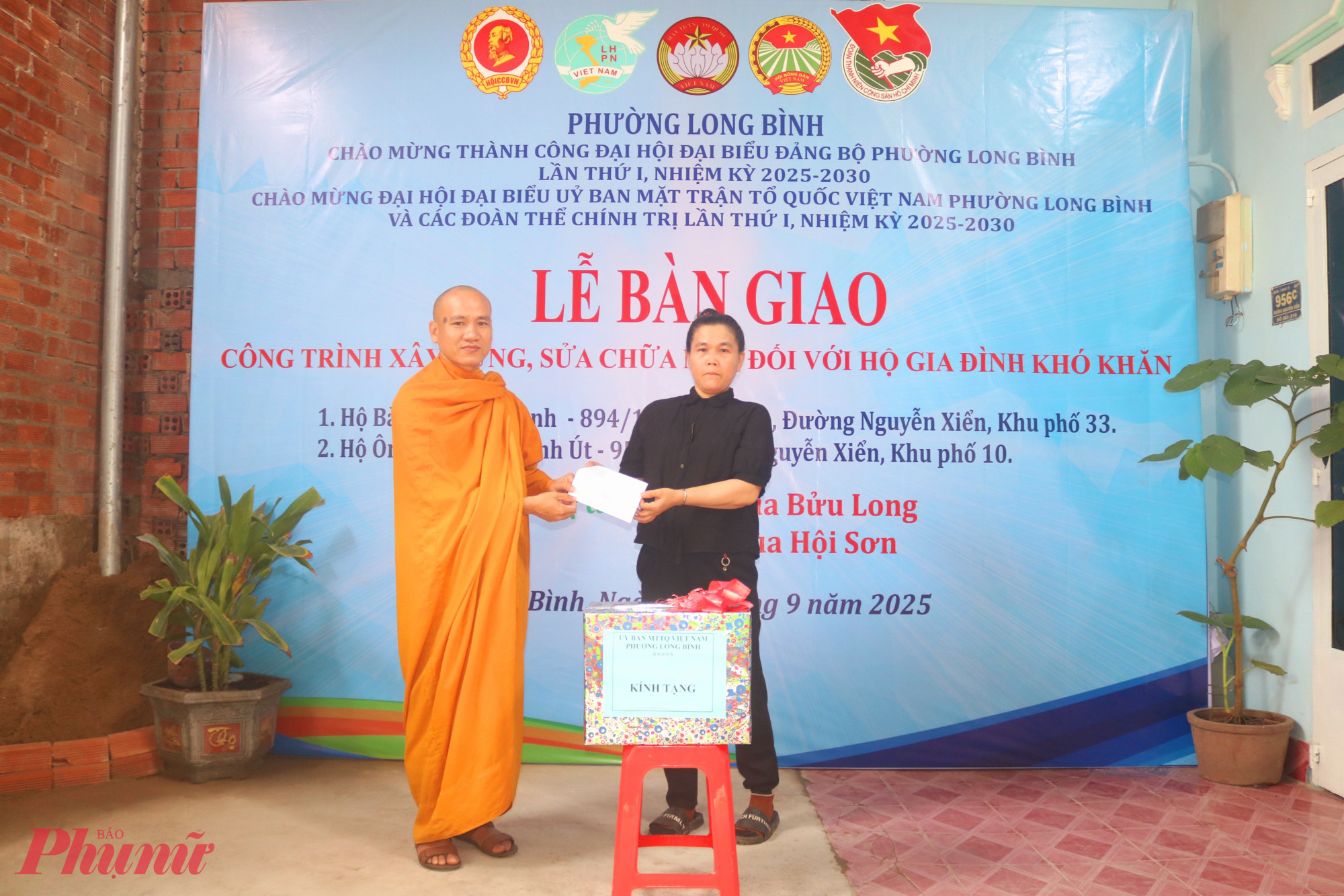 Đại diện chùa Bửu Long – Đại đức Thích Nguyên Bình – trao quà động viên chị Hạnh - Ảnh: Mẫn Nhi