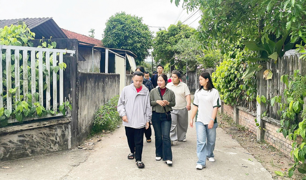 Chị Mỹ Hạnh (giữa) gác lại công việc kinh doanh ở TP Đà Nẵng để về quê làm “giám đốc không lương”