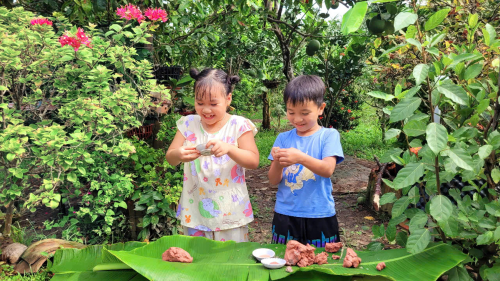 2 đứa trẻ hớn hở sáng tạo cùng đất sét - Ảnh do tác giả cung cấp