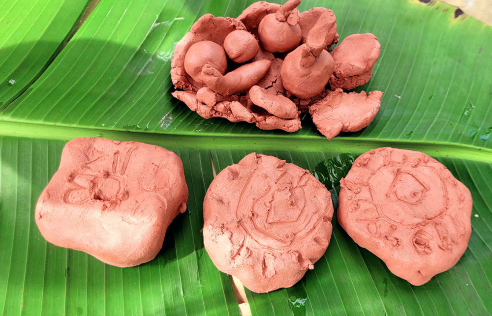 Thành phẩm là bánh trung thu và mâm ngũ quả “giả bộ” - Ảnh do tác giả cung cấp