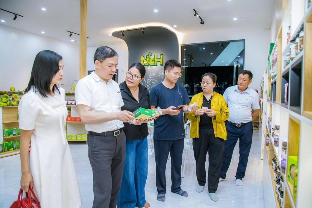 Chị Hường (thứ ba từ trái sang) giới thiệu các sản phẩm trái cây sấy cho các doanh nghiệp Trung Quốc