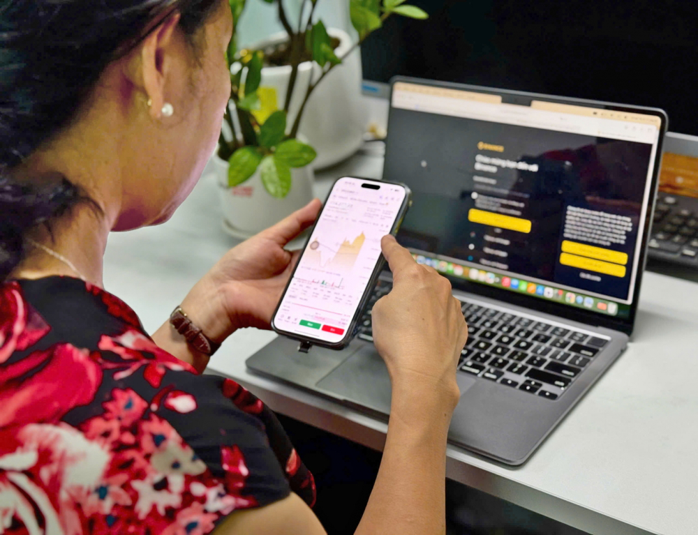 Người dân dễ dàng tiếp cận các sàn tiền ảo trái phép qua các ứng dụng trên điện thoại - ẢNH: THÀNH LÂM