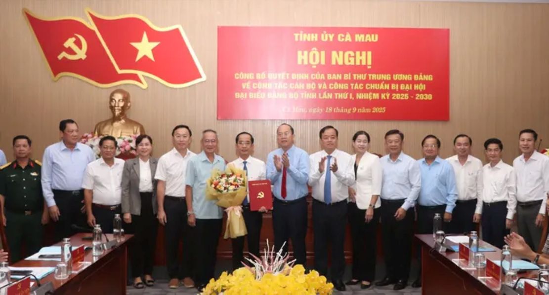 Các đồng chí trong Ban thường vụ Tỉnh ủy Cà Mau chụp ảnh lưu niệm với tân Phó Bí thư Tỉnh ủy Hồ Thanh Thủy