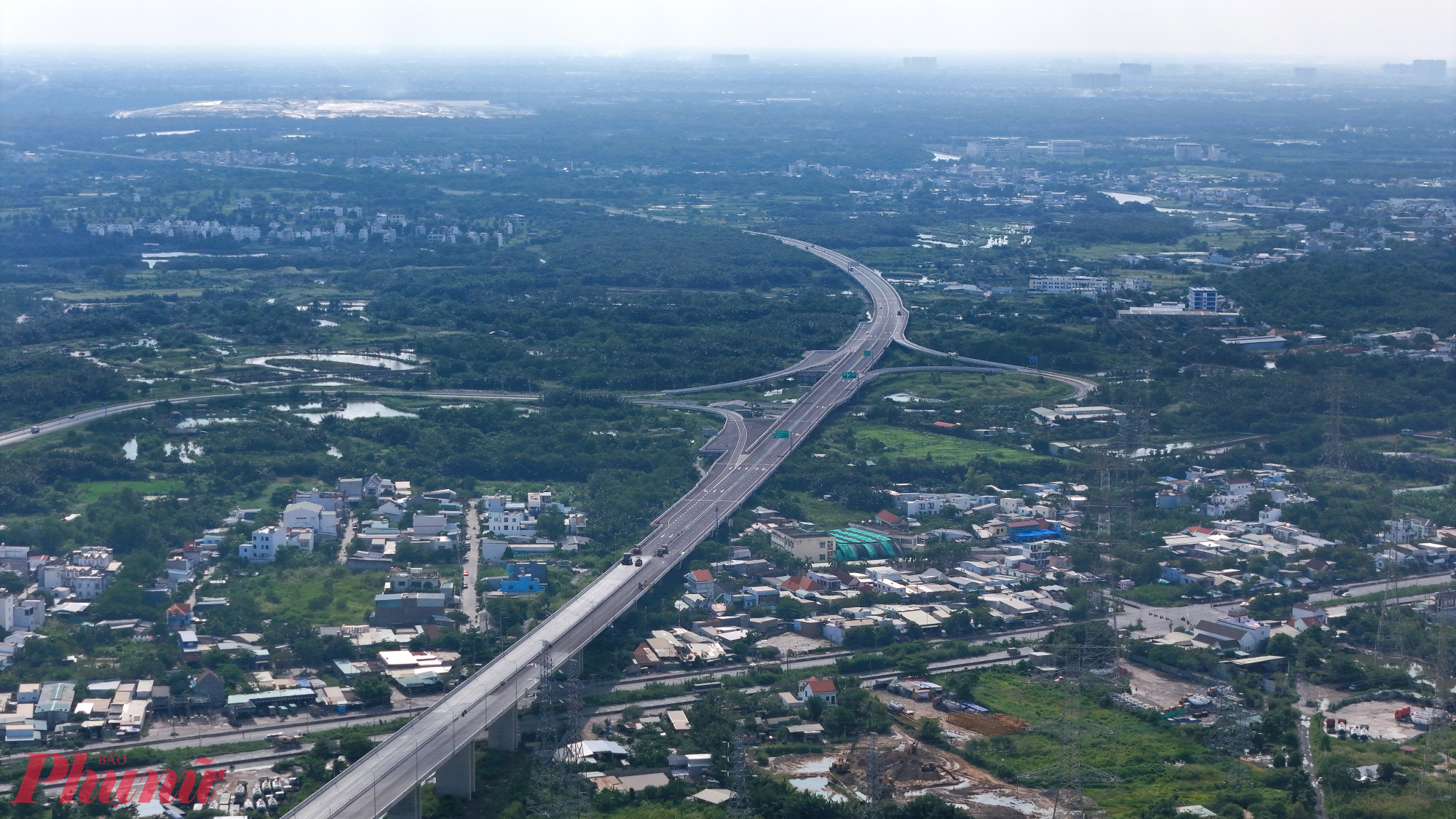 Cao tốc Bến Lức - Long Thành dài 57,8km đi qua TPHCM, Đồng Nai. Đầu năm 2025, Tổng Công ty Phát triển đường cao tốc Việt Nam - VEC (chủ đầu tư) đã thông xe, đưa vào khai thác gần 30km (hai đoạn) gồm: Đoạn tuyến phía Tây từ nút giao cao tốc TPHCM - Trung Lương đến nút giao Nguyễn Văn Tạo và đoạn từ nút giao Phước An đến nút giao quốc lộ 51.