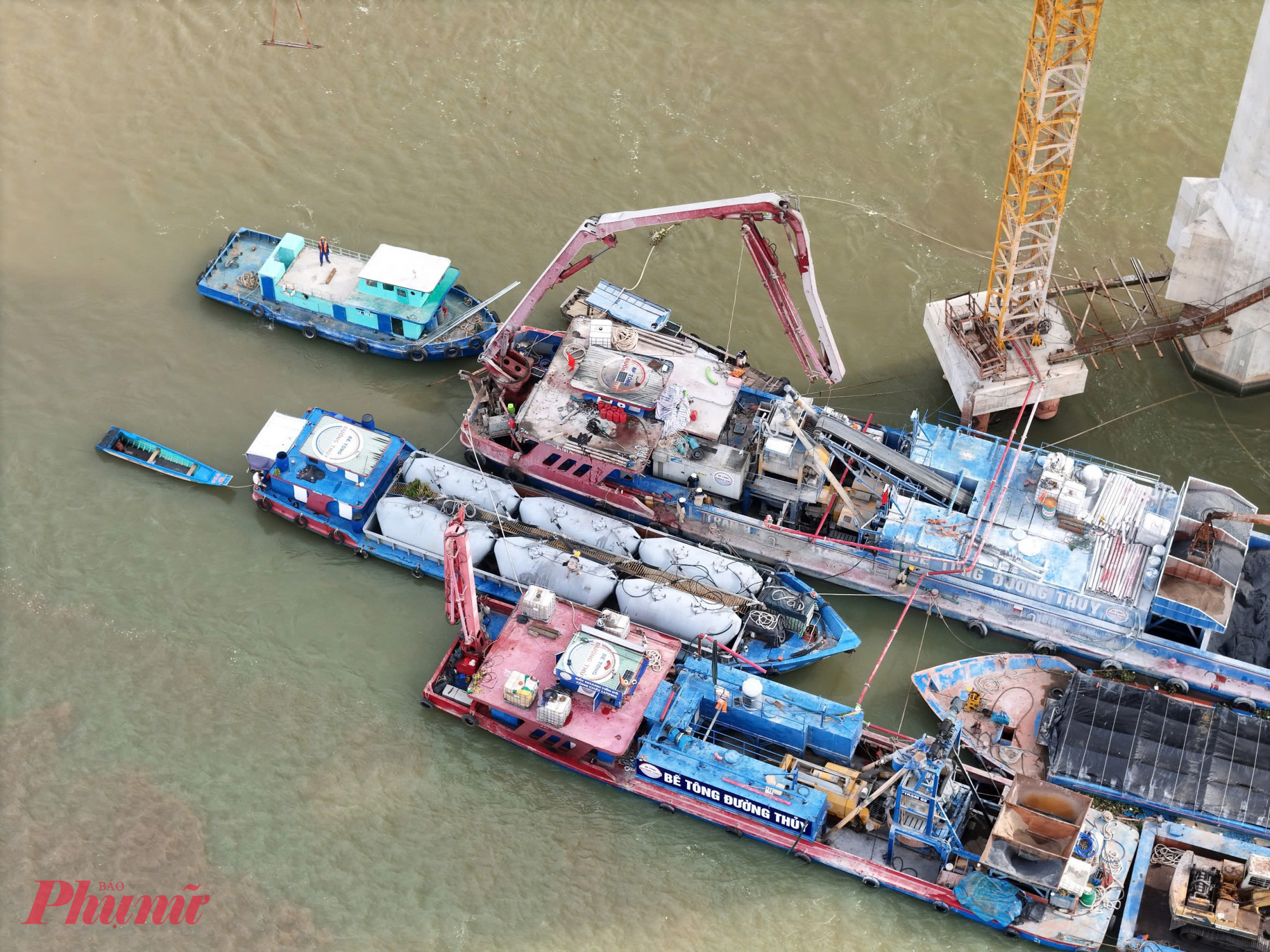 Các tổ đội lắp đặt cốt thép, chuẩn bị bơm bê tông cho bản mặt cầu và đốt dầm.