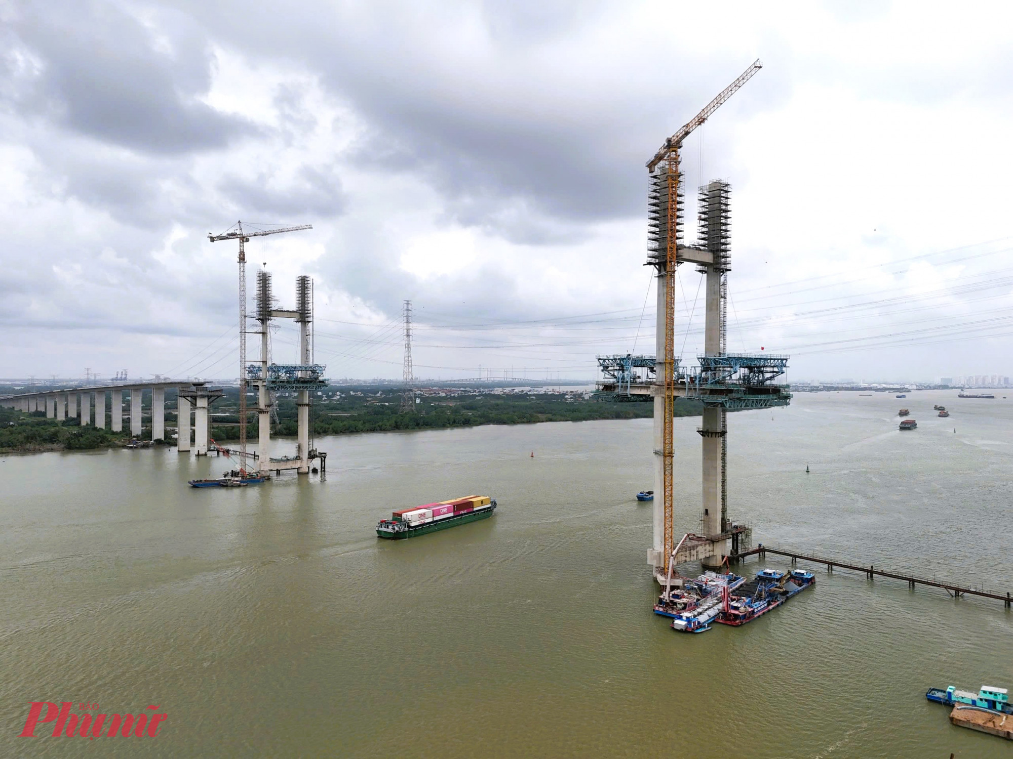 Việc khởi động lại gói thầu này được xem là bước quan trọng giúp nối thông toàn bộ cao tốc Bến Lức - Long Thành. Hiện tại trên toàn tuyến, các gói thầu khác đã cơ bản hoàn thành và đưa vào sử dụng.  Tuyến đường có 4 làn xe chạy, 2 làn dừng khẩn cấp, tốc độ tối đa 100 km/h. Đây là dự án cao tốc lớn nhất phía Nam giúp liên kết hai vùng Đông và Tây Nam Bộ.