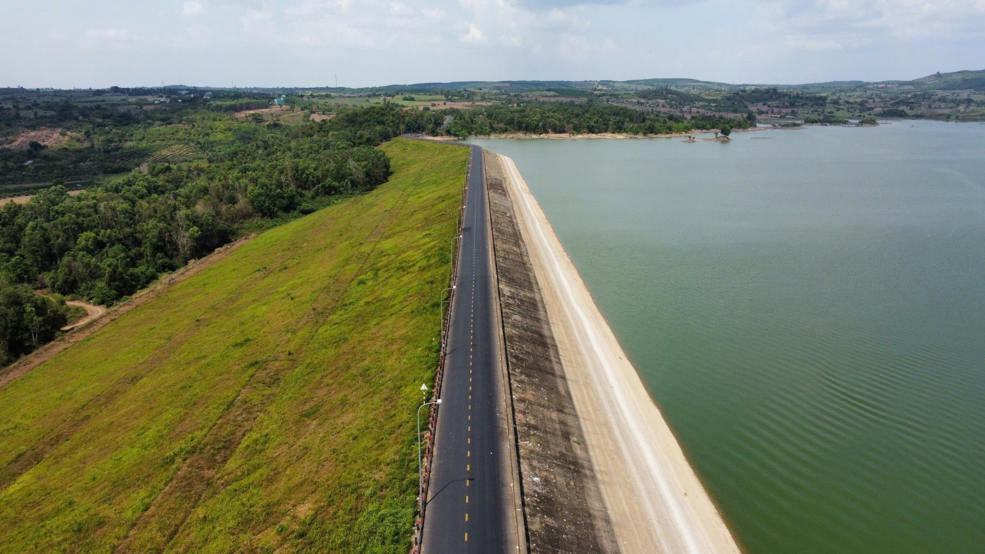 Tuyến quốc lộ 29 (tỉnh Đắk Lắk) nối Phú Yên với trung tâm hành chính Đắk Lắk được kỳ vọng trở thành trục giao thông huyết mạch, góp phần hoàn thiện hệ thống kết nối “rừng - biển” khu vực Tây Nguyên và Duyên hải Nam Trung Bộ.