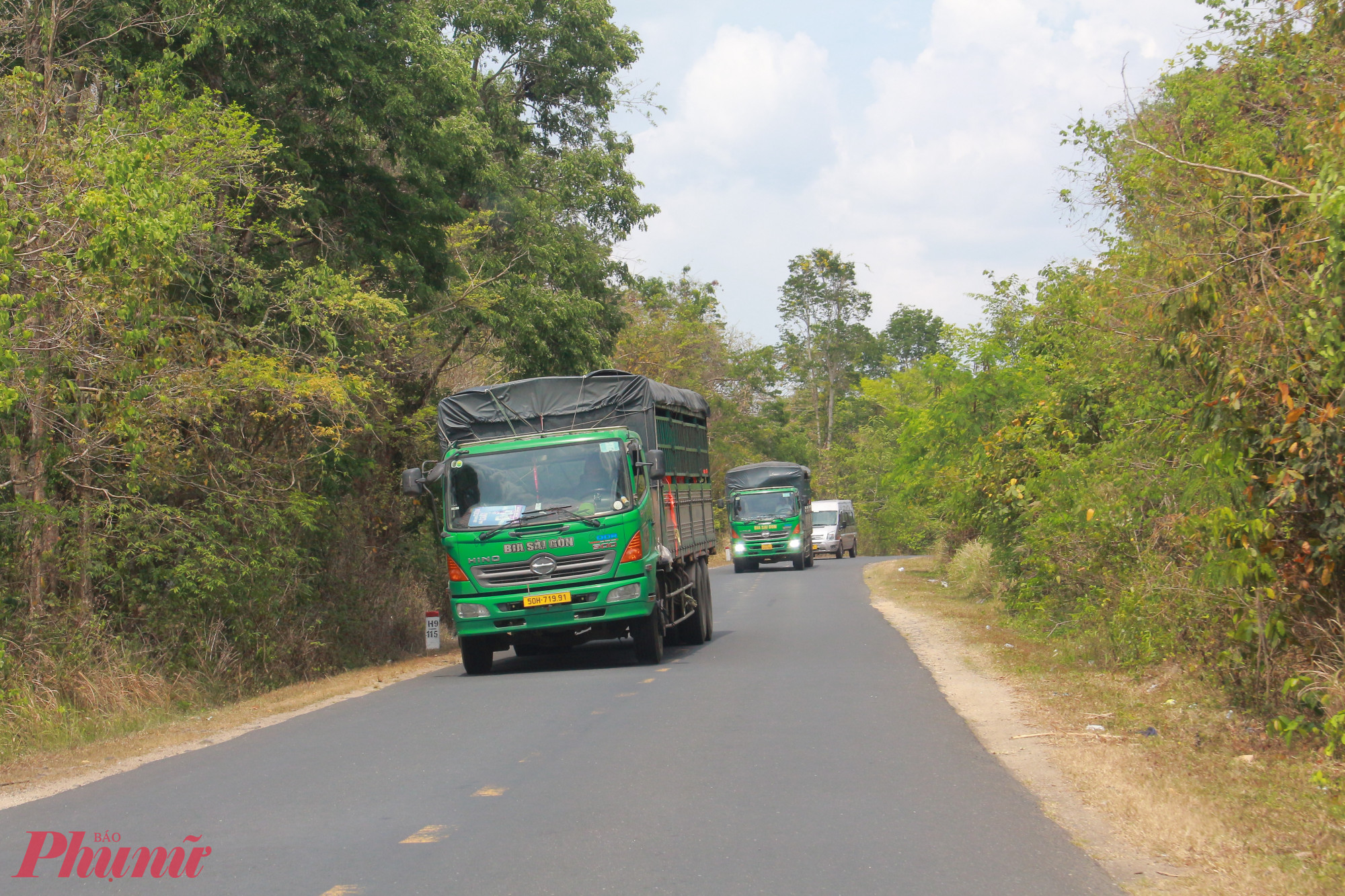 Hàng ngày, lượng phương tiện, đặc biệt là các xe tải trọng lớn lưu thông qua đây rất đông đúc.
