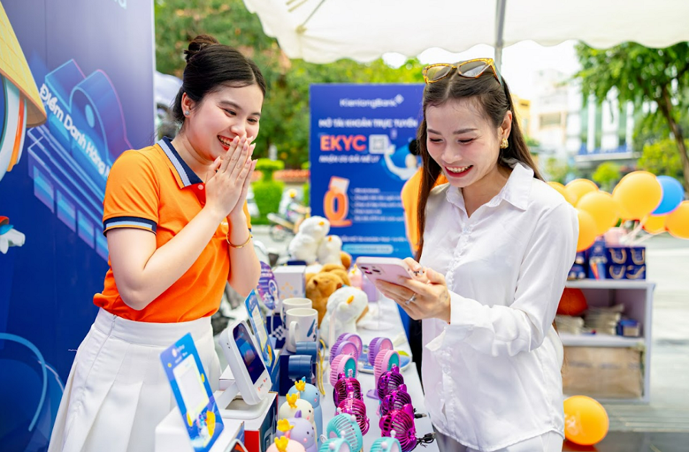 Khách hàng được trải nghiệm các sản phẩm dịch vụ số của KienlongBank - Ảnh: KienlongBank