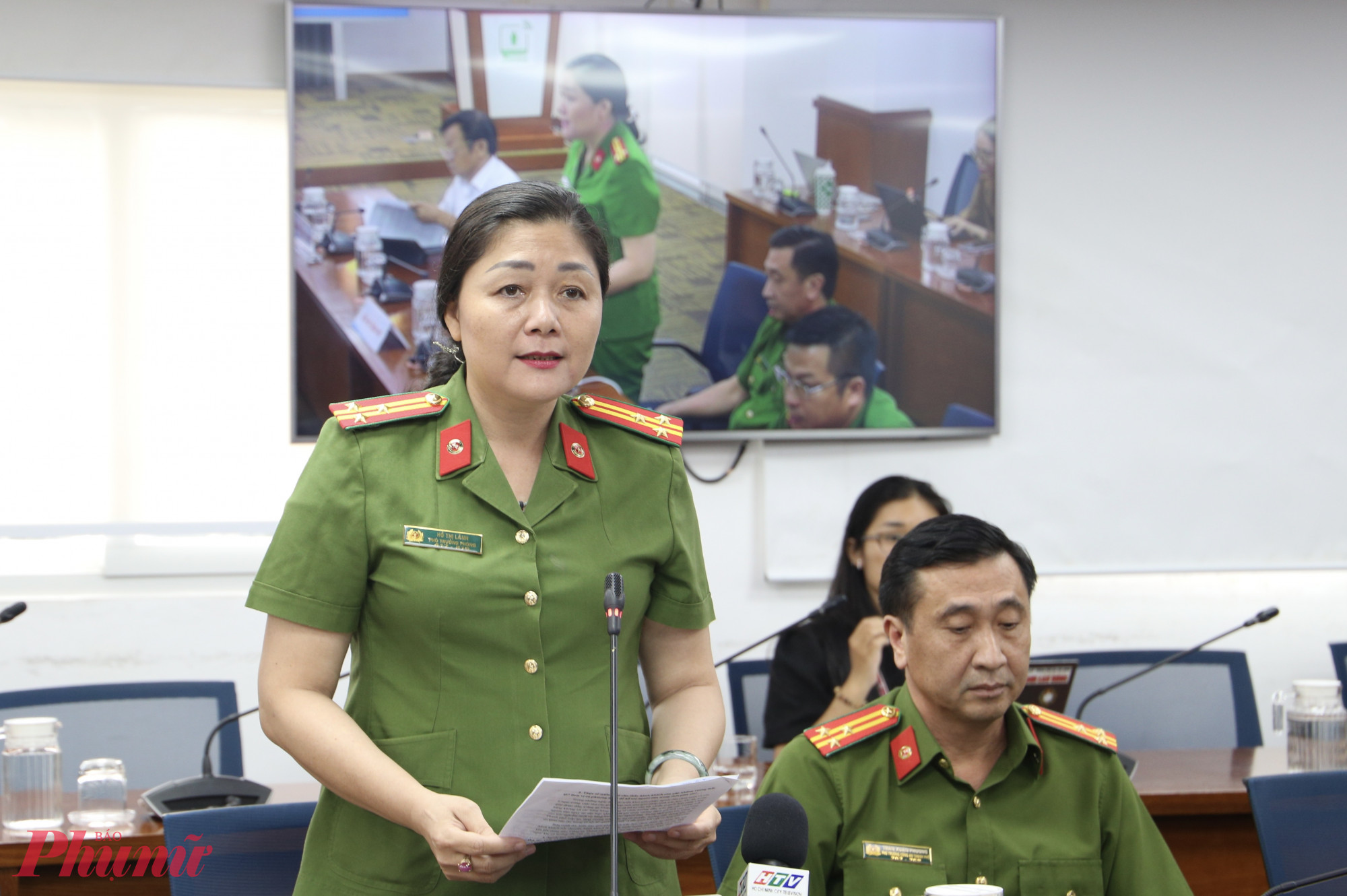 Thượng tá Hồ Thị Lãnh - Phó Trưởng Phòng Cảnh sát Quản lý hành chính về trật tự xã hội (PC06) thông tin trong buổi họp báo - Ảnh: Thanh Tâm