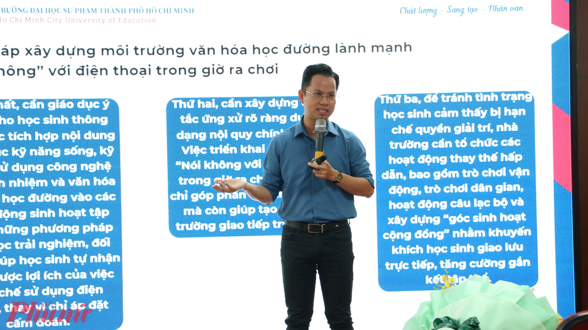 Tiến sĩ Bùi Hồng Quân chỉ ra các tác hại mà điện thoại có thể mang đi khi sử dụng quá mức - Ảnh: Trang Thư