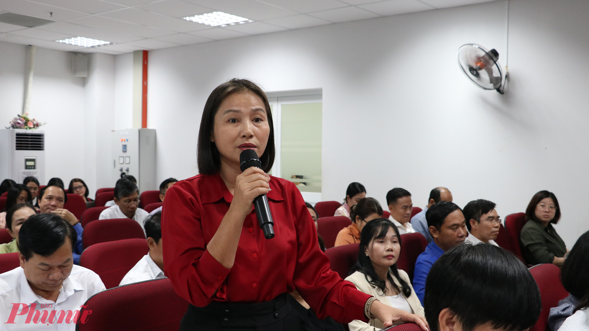 Bà Phan Thị Bích Hạnh - Hiệu trưởng Trường THPT Trần Nguyên Hãn - phát biểu tại chương trình