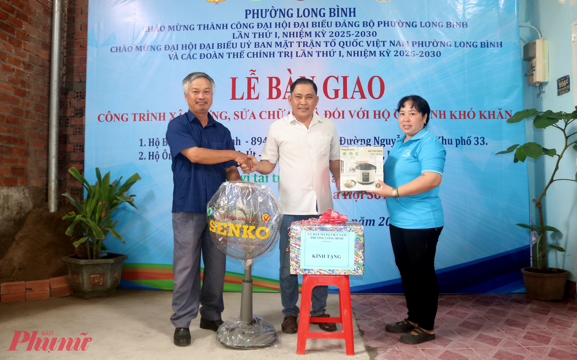 Ủy ban MTTQ Việt Nam phường Long Bình và các tổ chức chính trị - xã hội phường, khu phố trao những phần quà thiết thực đến gia đình anh Út - Ảnh: Mẫn Nhi