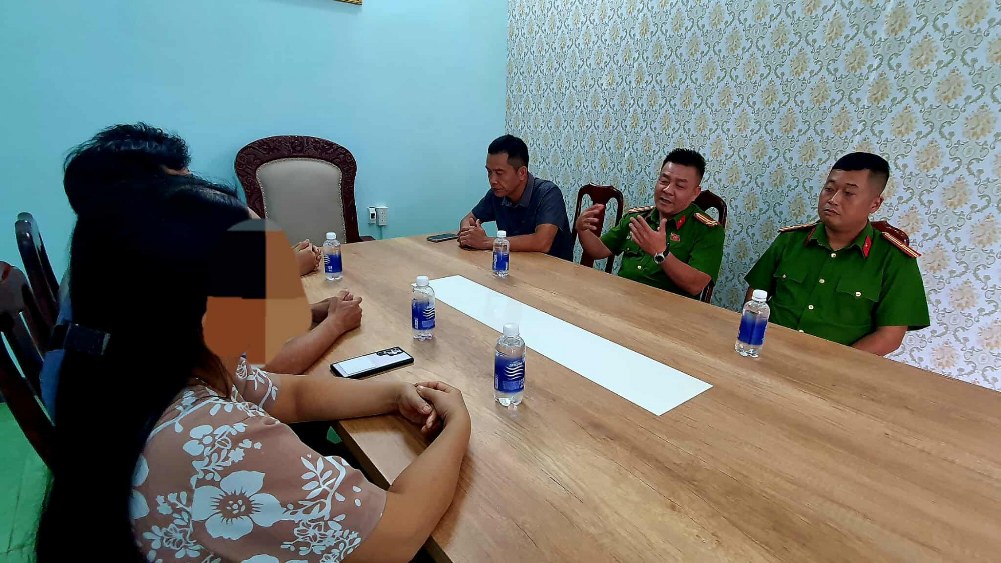 Gia đình đến trụ sở Công an phường Tân An để đón con về - Ảnh: S.Đ. 