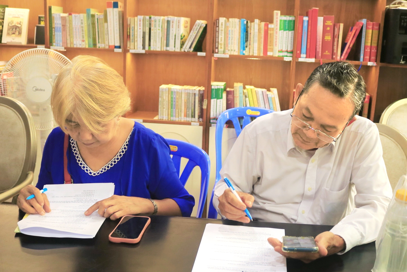 Để sử dụng mạng xã hội an toàn, mang lại lợi ích, người già cần được hướng dẫn kỹ lưỡng. Trong ảnh: Vợ chồng bà Nguyễn Thị Bạch Tuyết (phường Bình Quới, TPHCM) tham gia lớp học công nghệ cho người lớn tuổi - ẢNH: NHÃ CHÂN