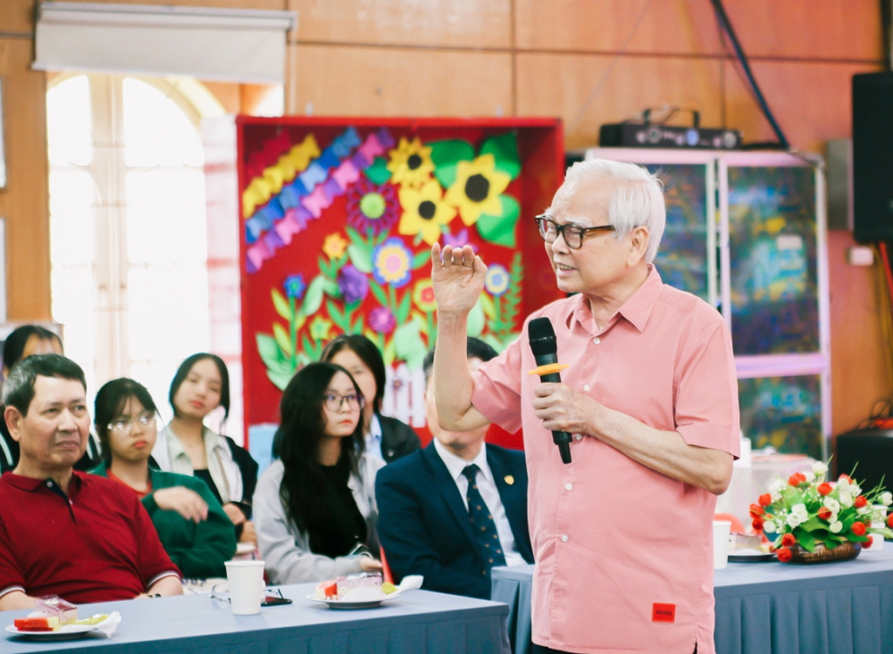 Tiến sĩ Nguyễn Văn Hòa giao lưu cùng giảng viên, sinh viên Trường đại học Sư phạm (Đại học Đà Nẵng) - ẢNH: M.T.