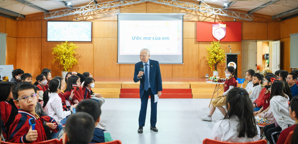 Tiến sĩ Nguyễn Văn Hòa cùng học sinh Trường tiểu học Nguyễn Bỉnh Khiêm nói về “Ước mơ của em” - ẢNH: M.T.