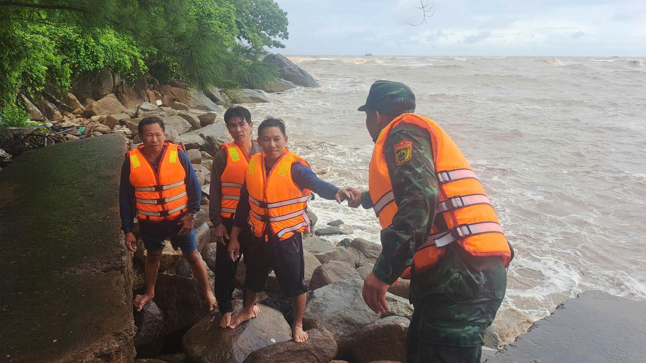 Các ngư dân bị chìm tàu trên biển, được cứu đưa vào bờ an toàn. Ảnh: Hoàng Tá