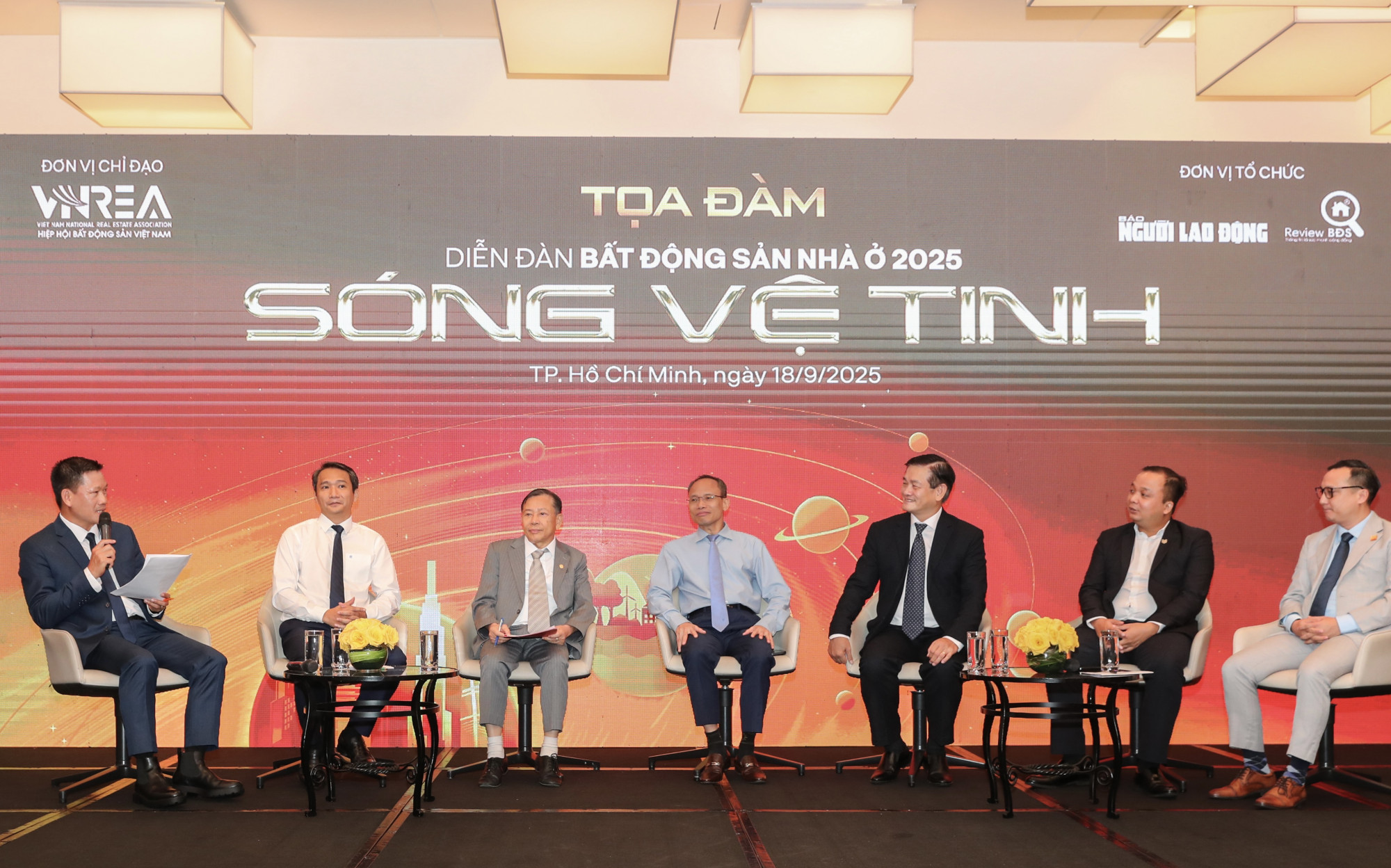 Quan cảnh buổi toà đàm tại tại “Diễn đàn Bất động sản Nhà ở 2025 với chủ đề: Sóng vệ tinh”.