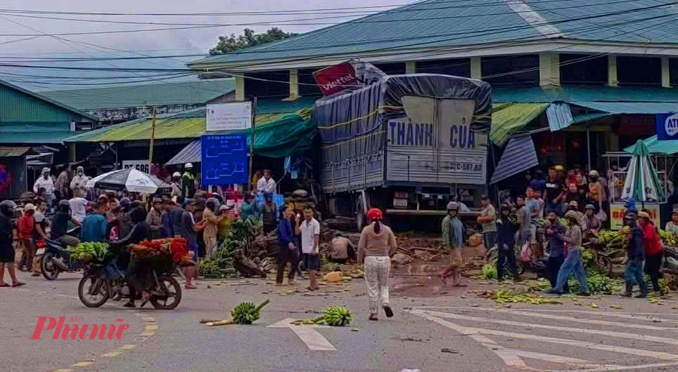 Xe tải mất lái lao vào chợ khiến 3 người tử vong - ảnh: Thuận Hóa