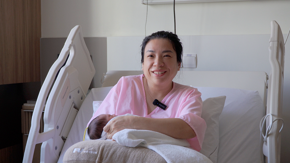 Dù có thai kỳ nguy cơ cao nhưng chị Nhung an tâm khi có sự đồng hành của các bác sĩ FV - Ảnh: FV