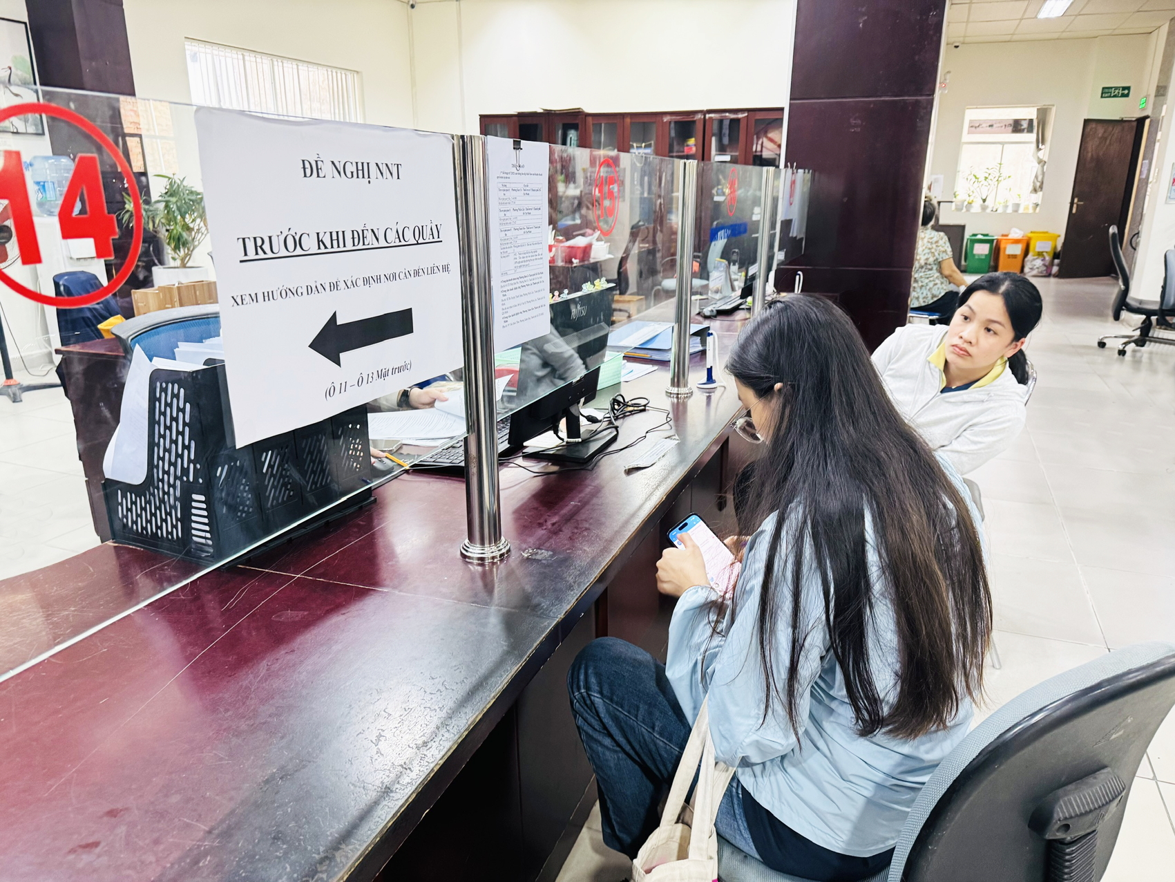 Thu nhập trên 100 triệu đồng/tháng, đóng thuế 35% là quá cao Người dân làm thủ tục thuế tại Thuế cơ sở 3