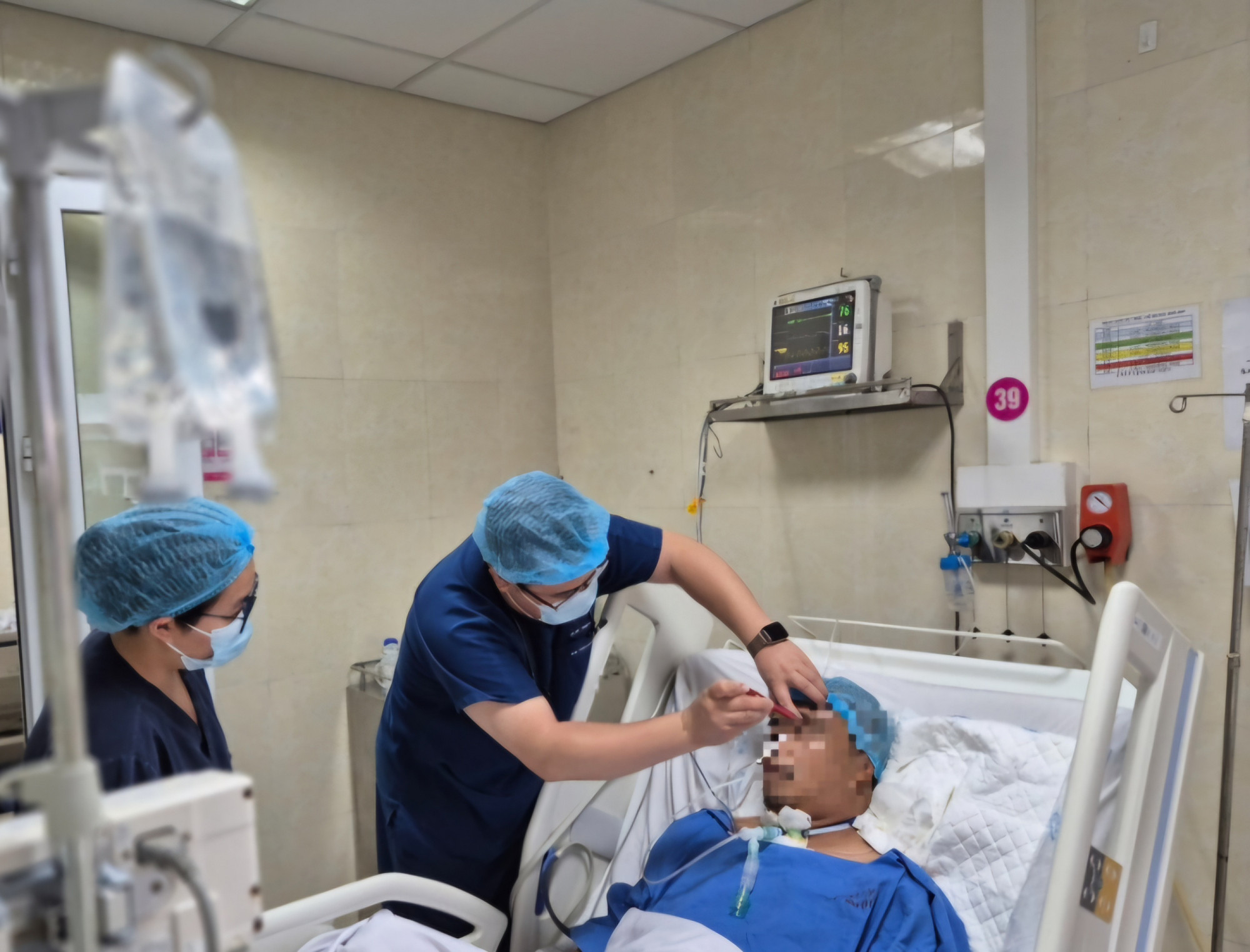 Nam bệnh nhân tai nạn giao thông được điều trị tại Bệnh viện E - ảnh: Sức khỏe và đời sống