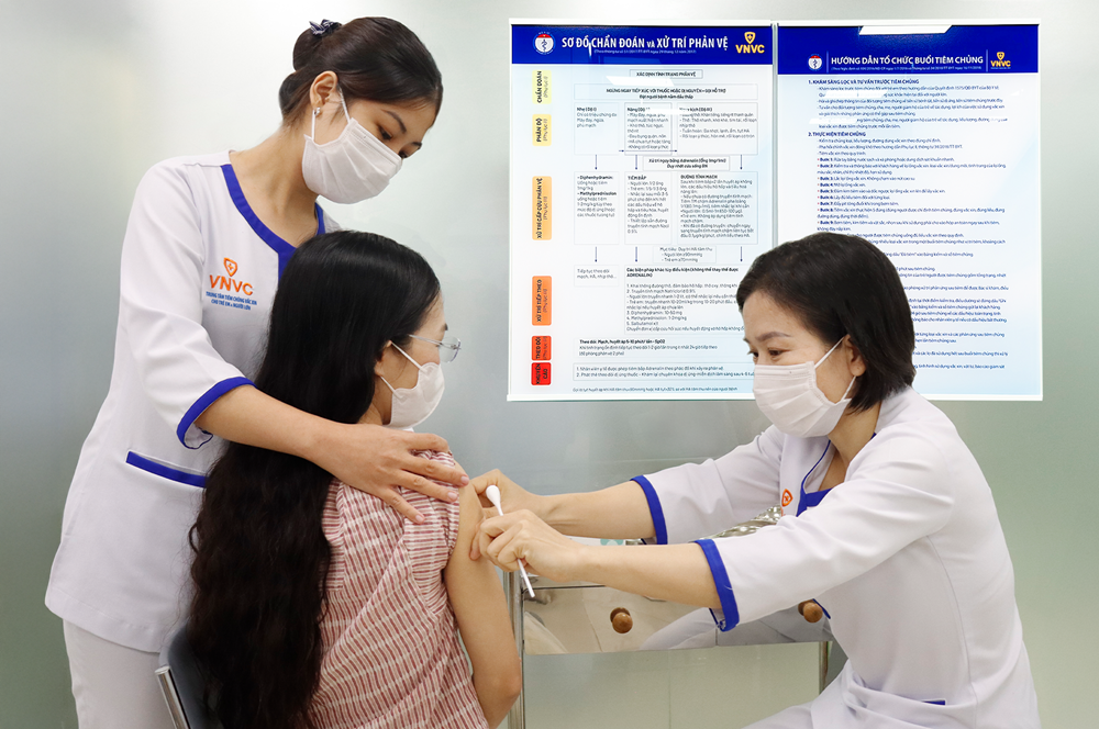 Chị Tuyết đến tiêm vắc xin thế hệ mới phòng sởi, quai bị, rubella và thủy đậu tại VNVC Hoàng Văn Thụ (TP HCM) sáng 18/9 - Ảnh: Mộc Thảo