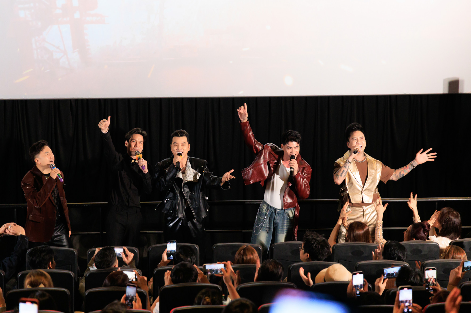 Các thành viên cho biết sẽ hạ, cân đối cát-sê để được đứng cùng nhau trên những sân khấu trong tương lai