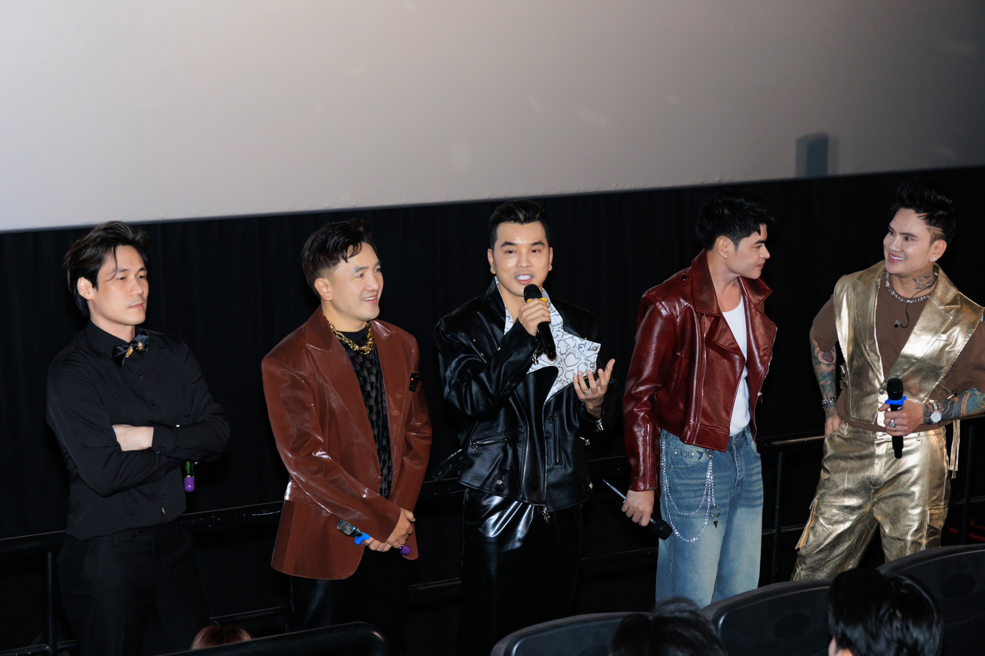 5 ca sĩ trong nhóm Ngũ Hổ Tướng trong sự kiện ra mắt nhóm vào chiều 18/9, tại TPHCM