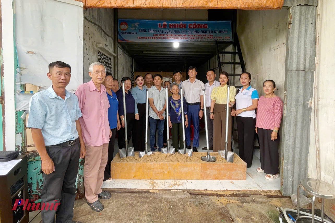 Lãnh đạo địa phương, MTTQ, Hội Phụ nữ, đơn vị tài trợ cùng gia đình ông Nhân thực hiện nghi thức khởi công xây dựng nhà Đại đoàn kết 
