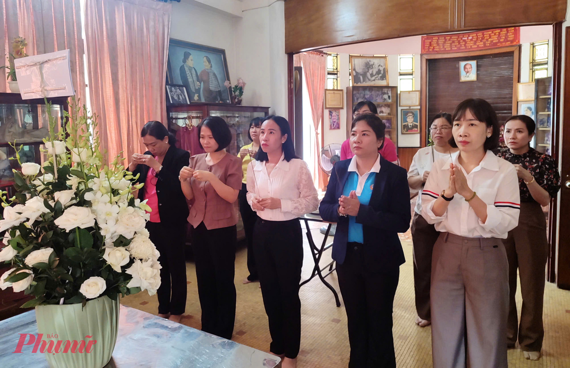 Đoàn cán bộ Hộ LHPN TPHCM thắp hướng tưởng nhớ Nữ tướng Nguyễn Thị Định 