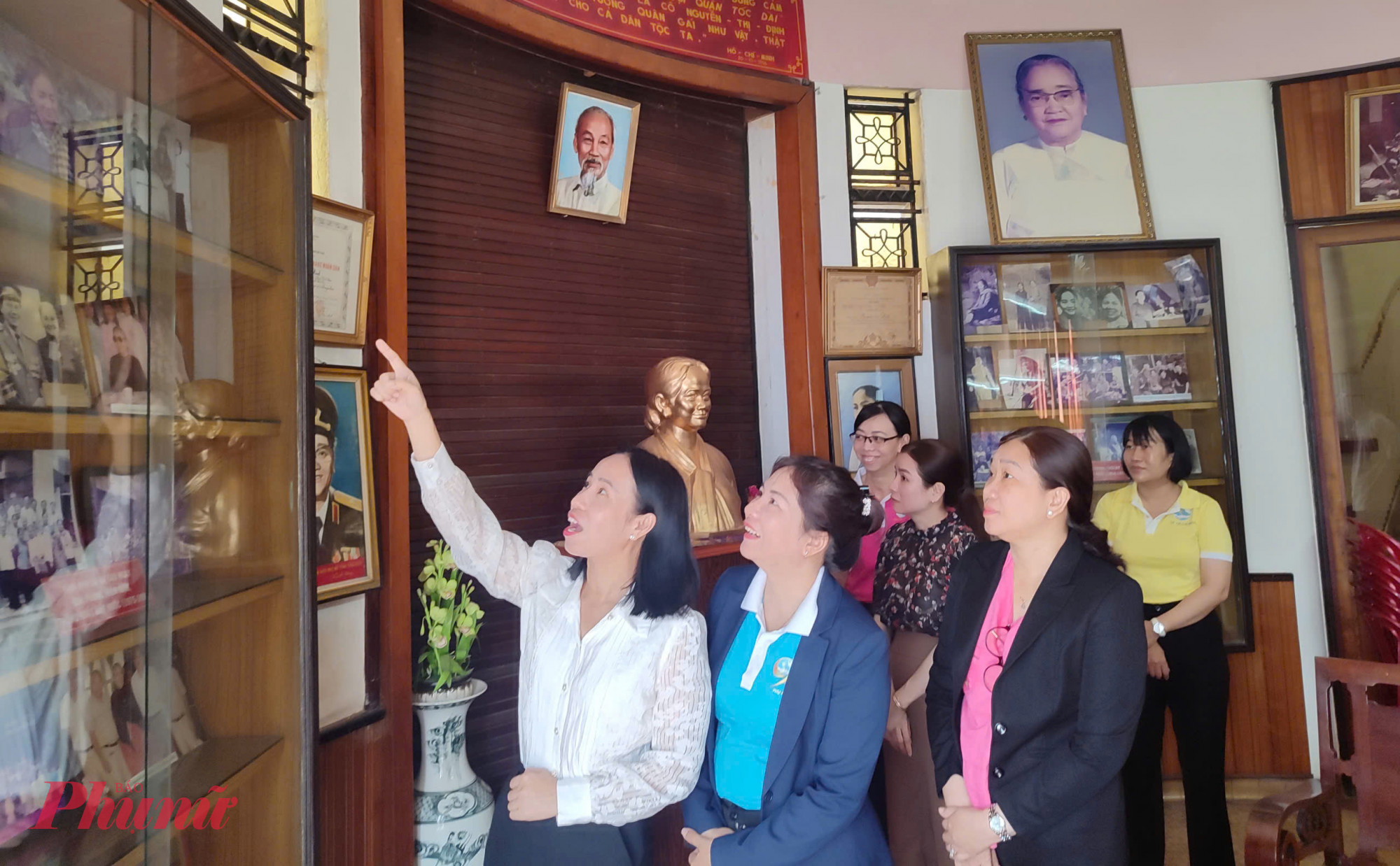 Đoàn cán bộ Hội LHPN TPHCM tham quan không gian trưng bày các kỷ vật