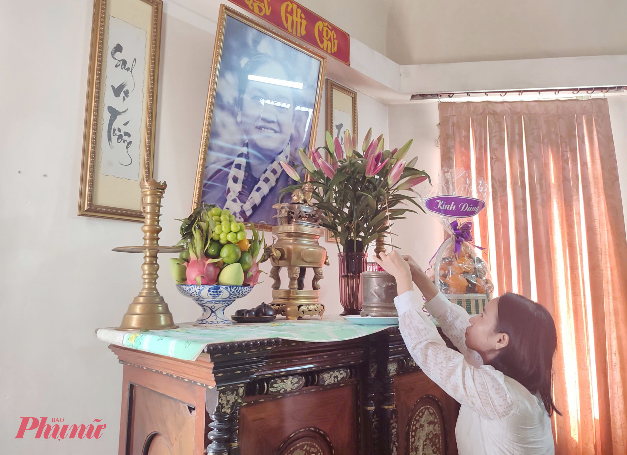 Chủ tịch Hội LHPN TPHCM Võ Ngọc Thanh Trúc - thắp hươn lên bàn thờ, tưởng nhớ Nữ tướng Nguyễn Thị Định 