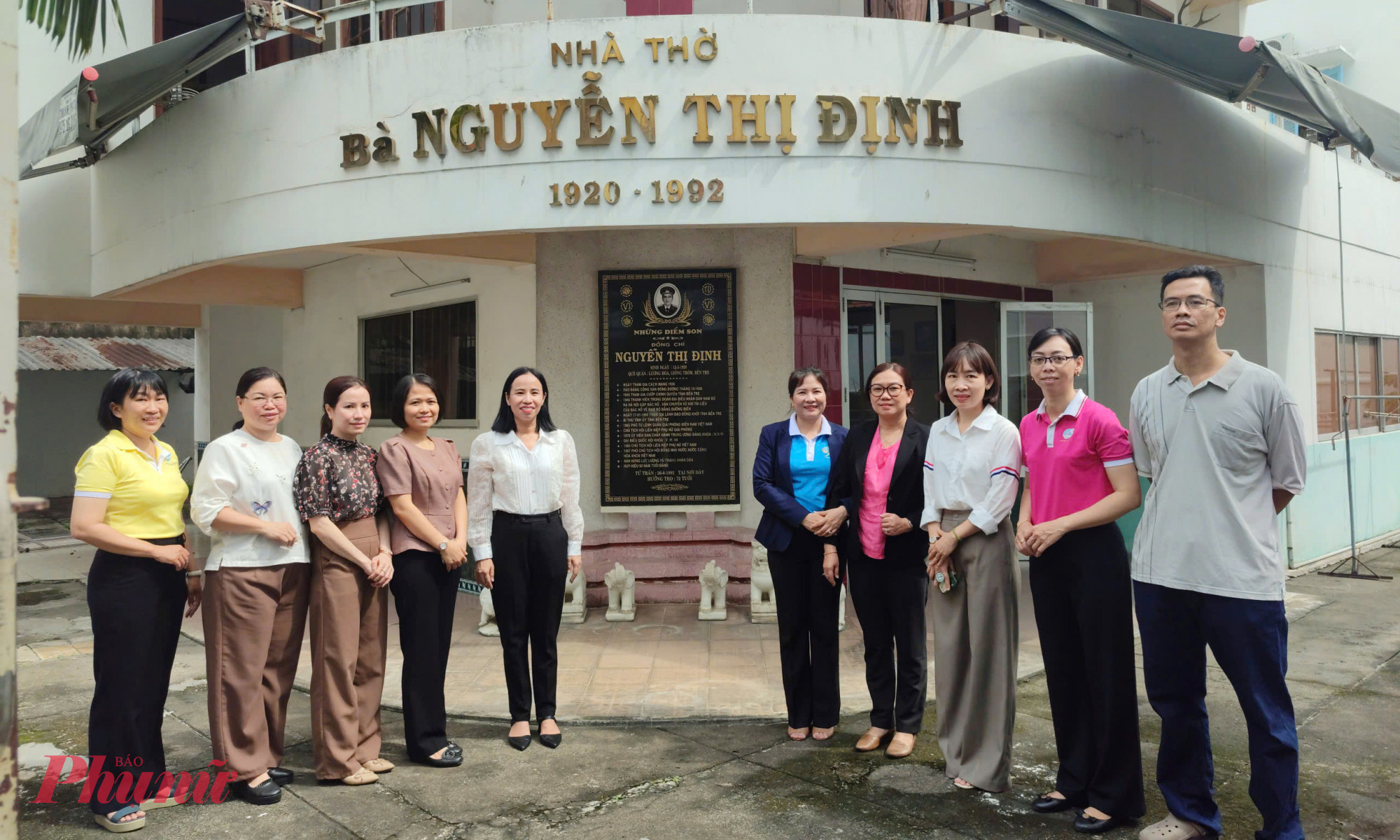 Đoàn Hội LHPN TPHCMC chụp hình tại nhà thờ Nữ tướng cùng với người đang trông coi, chăm sóc nhà thờ