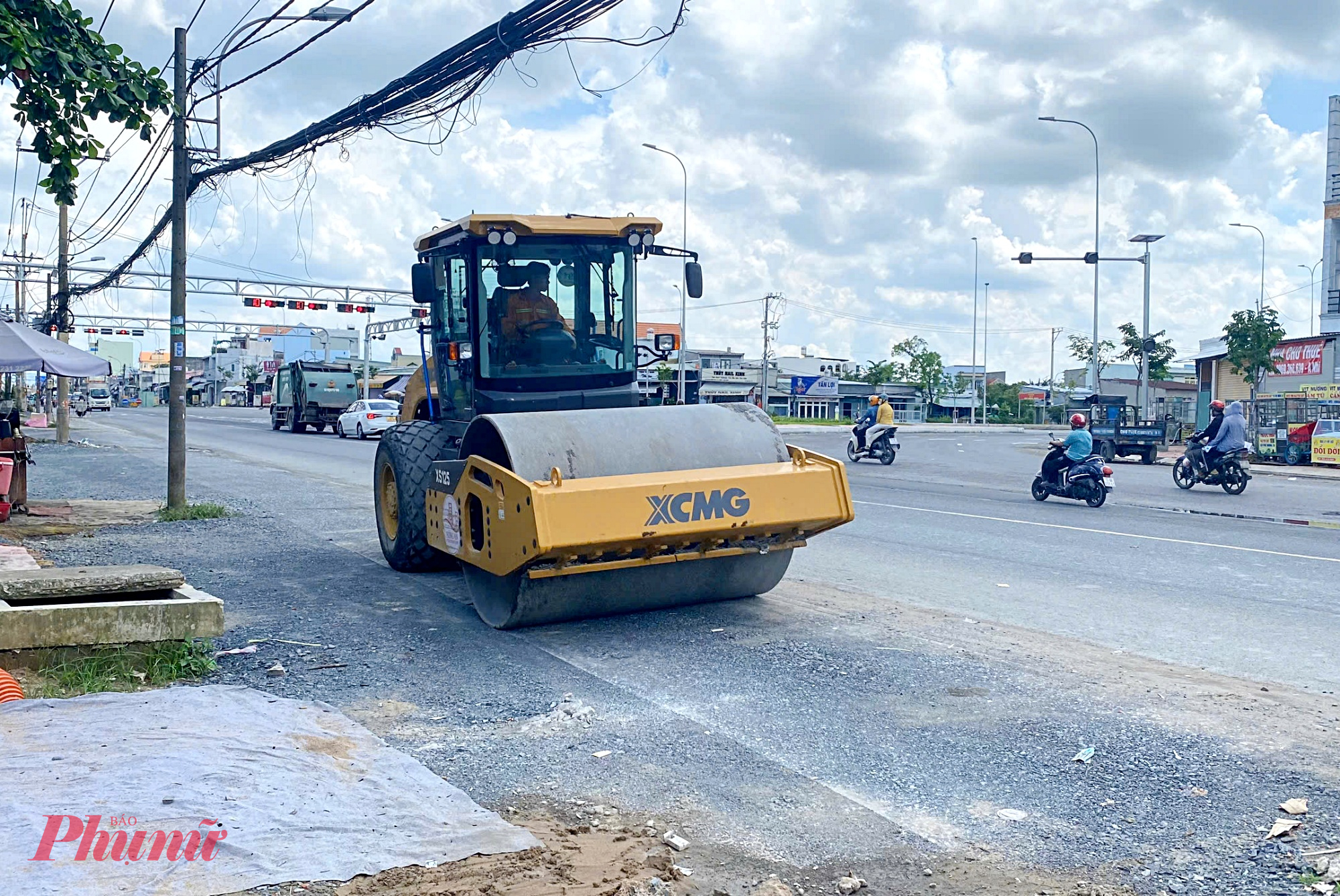 Đơn vị thi công đang lu đường tại đoạn kết nối với đường Song Hành Quốc lộ 50 vừa hoàn thành
