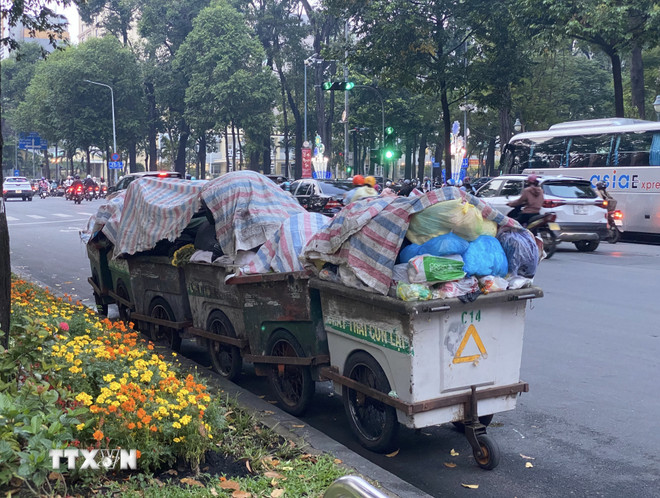 Một xe thu gom rác trên đường Lê Duẩn, Thành phố Hồ Chí Minh. (Ảnh: Hồng Giang/TTXVN)