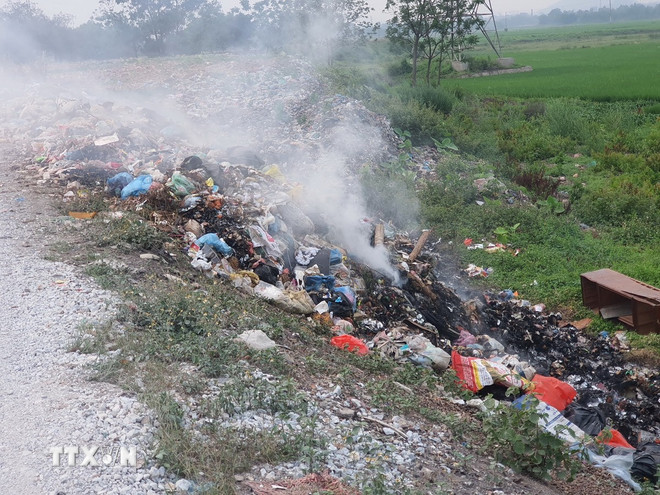 Đốt rác thải gây ô nhiễm không khí tại đường ngoại thành Vĩnh Yên, tỉnh Vĩnh Phúc. (Ảnh: Nguyễn Trọng Lịch/TTXVN)
