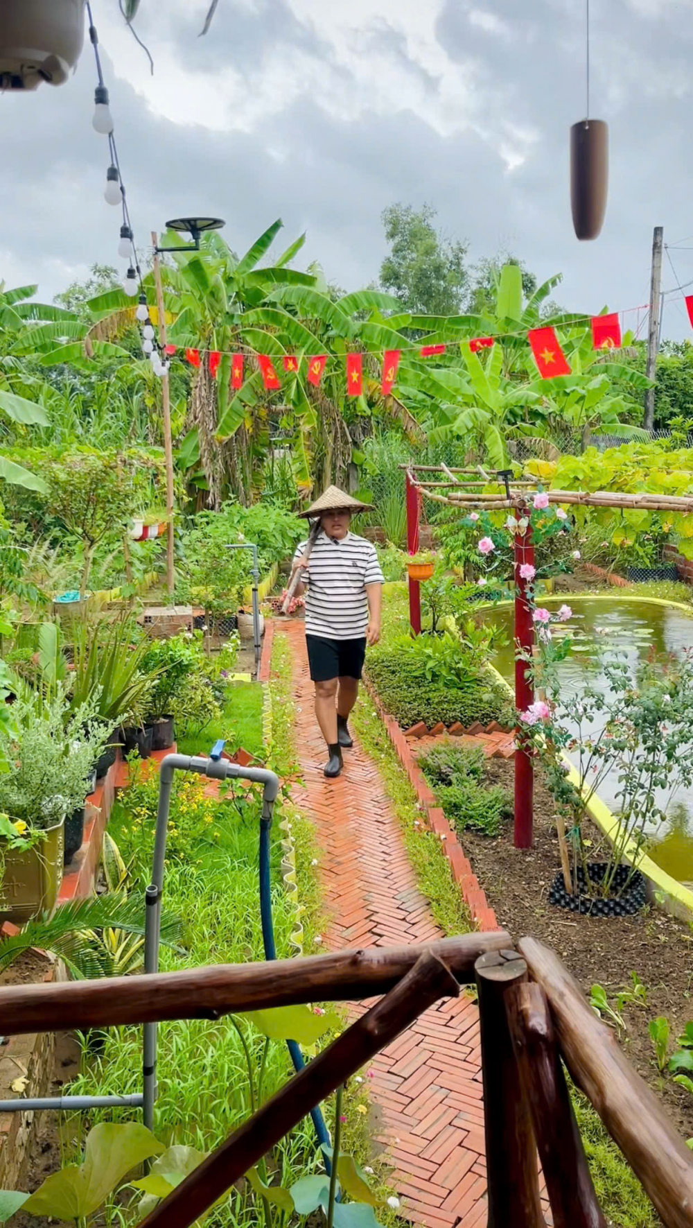 Đạt cảm thấy thư thái, thong dong khi làm vườn.