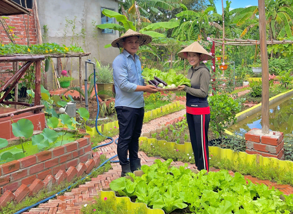 Đạt thường tặng rau quả cho người thân và hàng xóm.