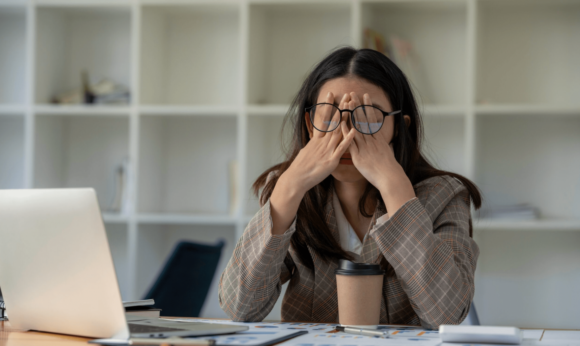 Áp lực này không chỉ khiến năng lượng cạn kiệt mà còn tạo ra một vòng xoáy burnout (kiệt sức), nơi người lao động làm nhiều hơn nhưng lại cảm thấy mình chưa bao giờ đủ. - Ảnh minh họa: istck
