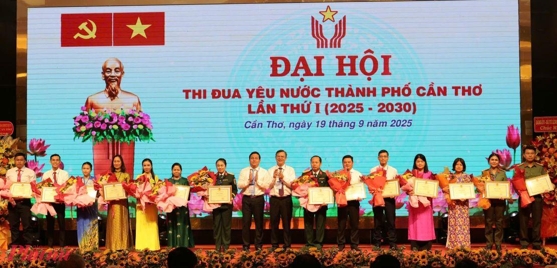 TP Cần Thơ biểu dương các tập thể, cá nhân có thành tích tiêu biểu xuất sắc trong phong trào thi đua yêu nước giai đoạn 2020 - 2025. Ảnh: Trung Phạm 