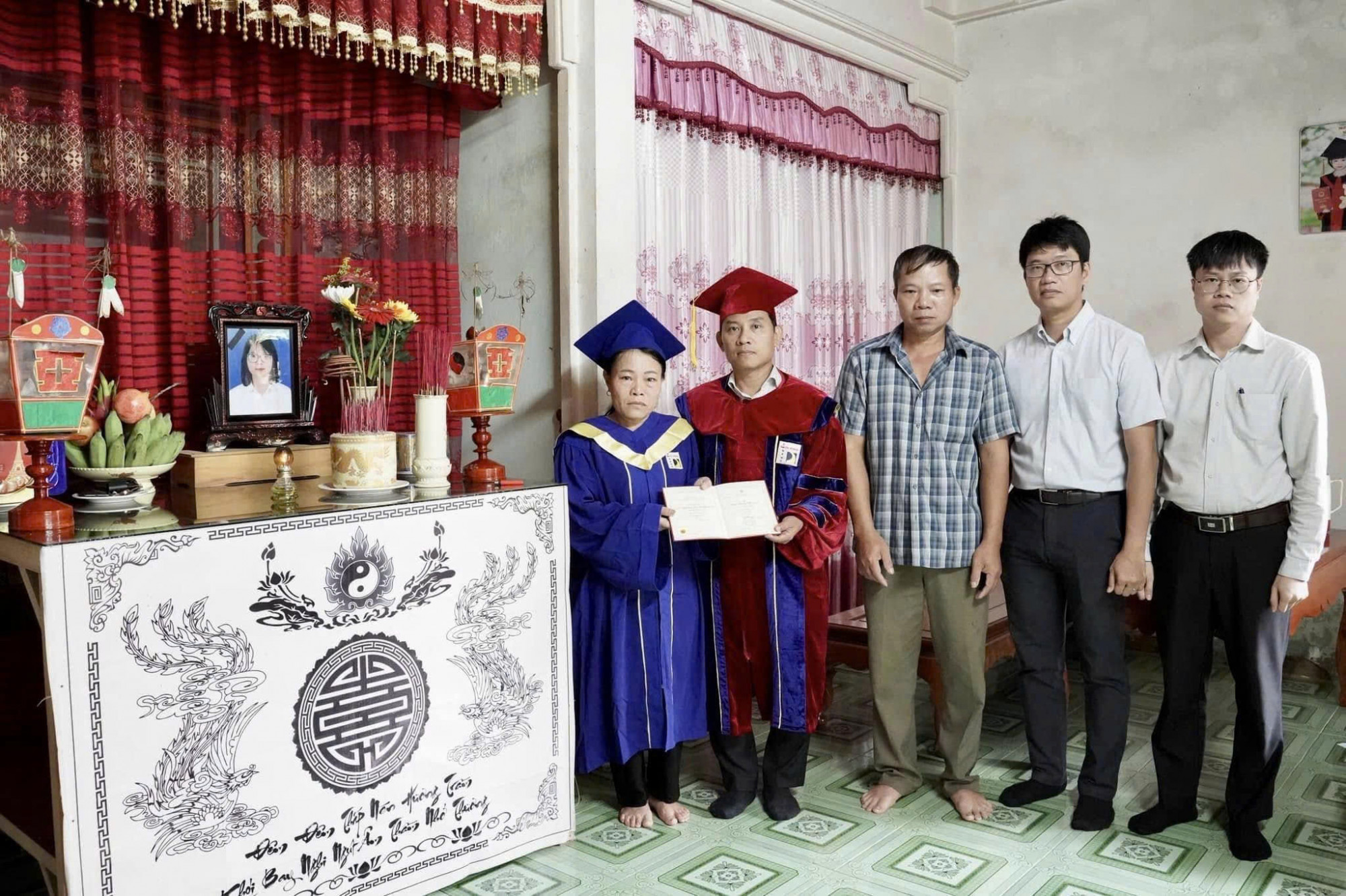 Trường Đại học Bách khoa Đà Nẵng trao bằng tốt nghiệp đặc cách cho cố sinh viên Đõ Thị Trà