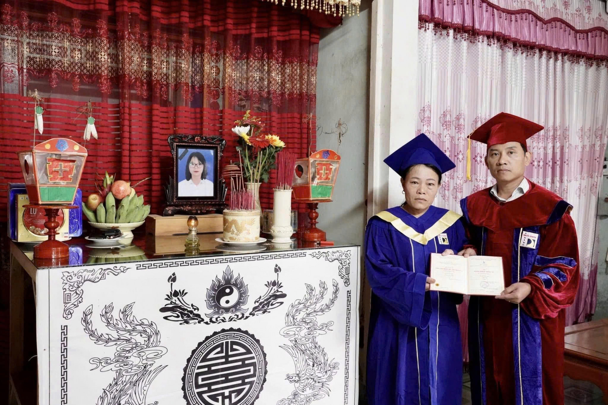 Khoảng khắc người mẹ khoác áo cử nhân nhận bằng tốt nghiệp từ thầy Hiệu trưởng khiến ai cũng nghẹn lòng_Ảnh: Trường ĐH Bách khoa Đà Nẵng.