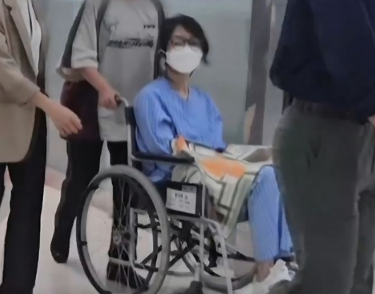 Cựu đệ nhất phu nhân Hàn Quốc ngất xỉu trong tù, được đưa đến bệnh viện bằng xe lăn và bị còng tay