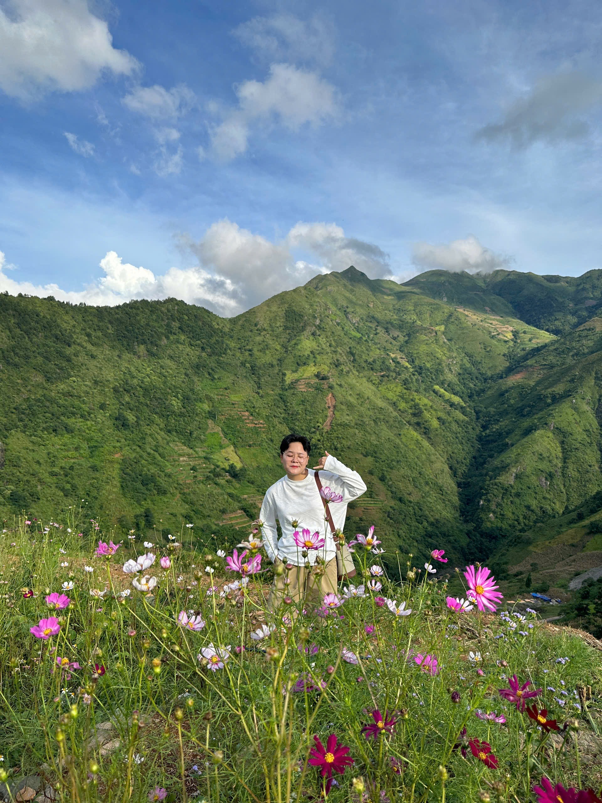 Không chỉ là địa điểm check-in, đồi hoa cánh bướm Tà Xùa còn góp phần làm phong phú thêm hành trình khám phá Tây Bắc. Sau khi săn mây trên đỉnh Tà Xùa, du khách có thể ghé thăm đồi hoa, thưởng ngoạn sắc thu và để lòng mình lắng lại trong khung cảnh bình yên