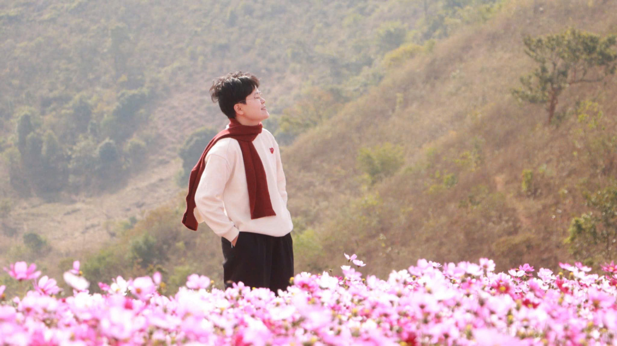 Trong ánh nắng vàng nhè nhẹ của mùa thu, những đôi bạn trẻ tay trong tay dạo bước trên đồi hoa, ghi lại những khoảnh khắc lãng mạn và thơ mộng.