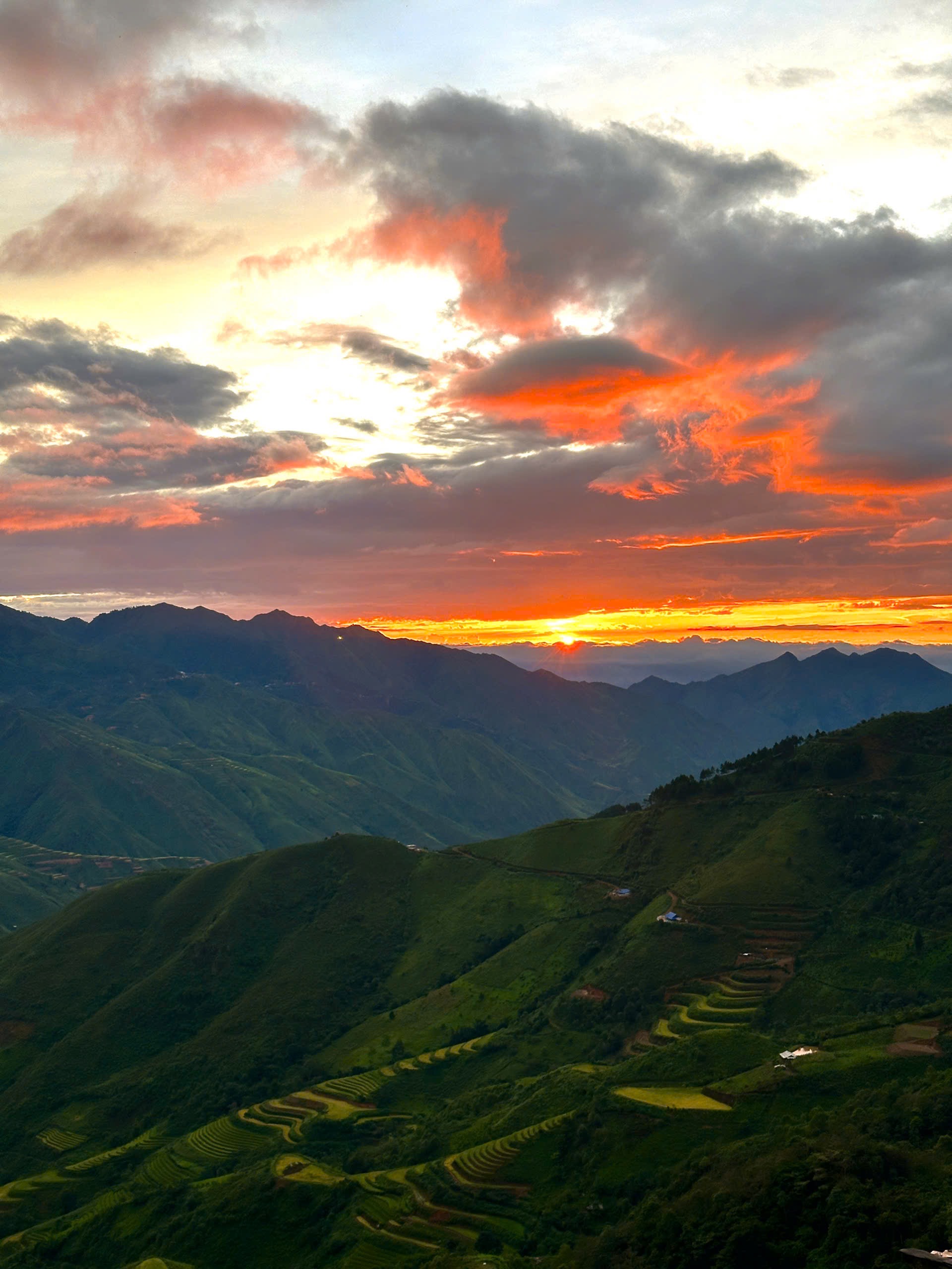 Tà Xùa không chỉ là xứ sở mây bay, mà còn là chốn hẹn hò của sắc hoa và những tâm hồn yêu thiên nhiên, tìm về sự bình yên trong nhịp sống hiện đại. Tà Xùa cách Hà Nội khoảng 200 km, mất khoảng 5-7 giờ di chuyển. Bạn có thể đi xe máy vừa đi vừa ngắm cảnh hoặc ô tô theo quốc lộ 32 qua Sơn Tây - Thu Cúc - Phù Yên - Bắc Yên, rồi đi thêm 12 km đèo dốc để tới Tà Xùa. Nếu đi xe khách có thể xuống Bắc Yên và thuê xe máy đi tiếp.