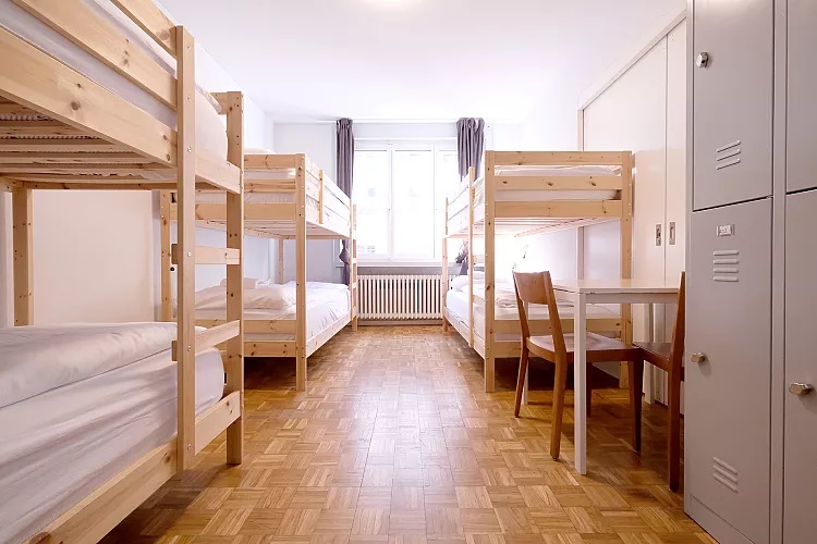 Ở đây có nhà hàng Nhật phục vụ  món ăn nhẹ vào buổi tối và cơm hộp bento vào bữa trưa. Riêng bữa sáng thì thưởng thức món địa phương như: phô mai, ngũ cốc và cà phê - Ảnh: Phòng nhiều giường của khách sạn Barabas Lucerne