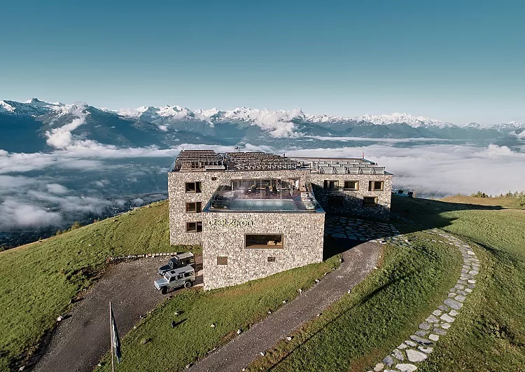 Khách sạn Chetzeron ở Crans-Montana, bang Valais, Thụy Sĩ  là một trạm cáp treo cũ được cải tạo lại. Nằm ở độ cao 2.112 mét, nơi đây có tầm nhìn ra thung lũng Rhone và 2 đỉnh núi hùng vĩ  Mont-Blanc và Matterhorn - Ảnh: Khách sạn Chetzeron vào mùa hè 
